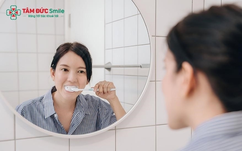 Vệ sinh răng sứ đúng cách với chỉ nha khoa và máy tăm nước giúp ngăn ngừa mảng bám, giữ nướu luôn hồng hào.