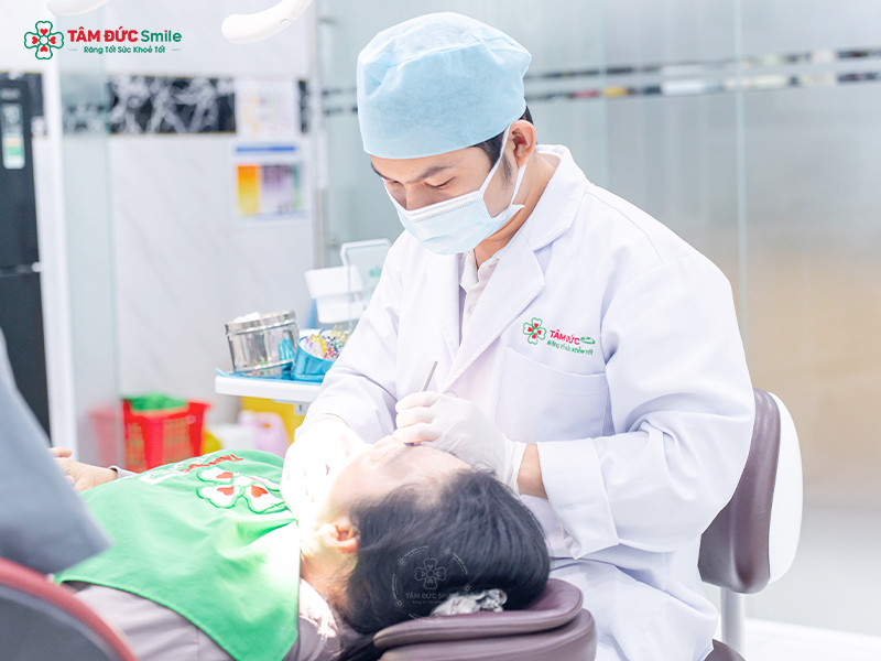 Bác sĩ Nha khoa Tâm Đức Smile kiểm tra và thực hiện từng bước trong quy trình phục hình răng sứ