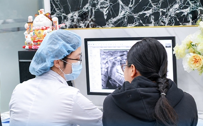 Công nghệ chụp phim CT Cone Beam 3D giúp bác sĩ thấy rõ vị trí răng khôn, đảm bảo quá trình nhổ răng an toàn và chính xác.