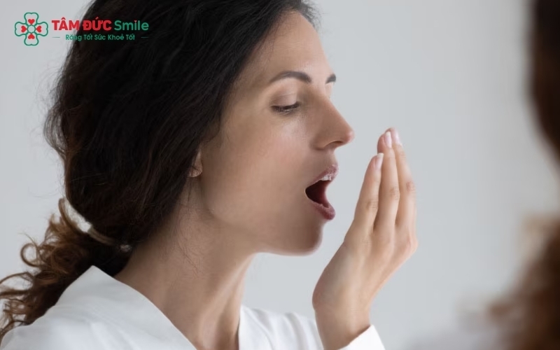 Xác định chính xác nguyên nhân gây hôi miệng từ sâu răng, vôi răng hay bệnh lý nướu.