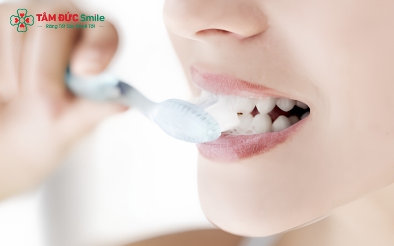 Vệ sinh răng miệng đúng cách với đầy đủ các bước: đánh răng, dùng chỉ nha khoa và cạo lưỡi là chìa khóa để duy trì hơi thở thơm mát.