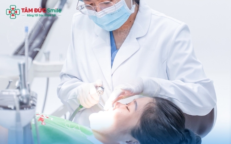 Cạo vôi răng định kỳ 3-6 tháng/lần tại nha khoa giúp loại bỏ triệt để nơi trú ngụ của vi khuẩn gây mùi, bảo vệ sức khỏe răng nướu.