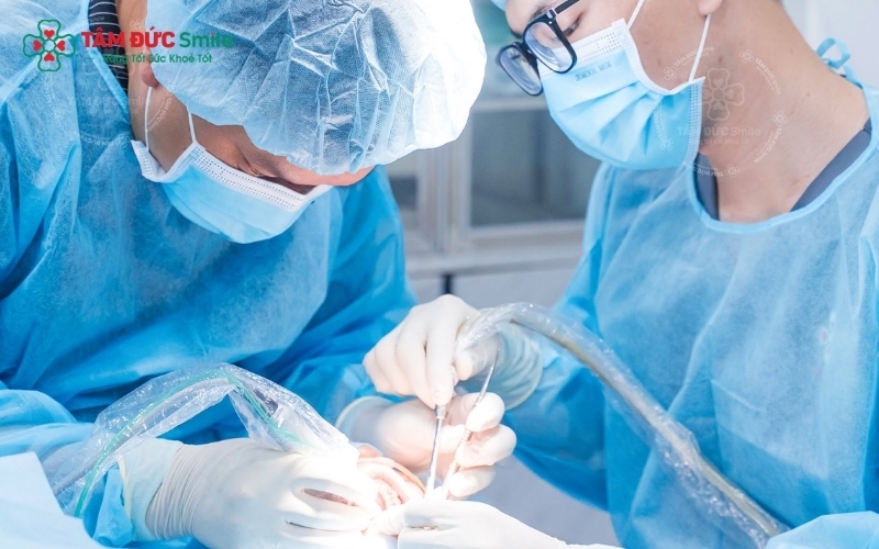 Tại Nha khoa Tâm Đức Smile, tùy vào mức độ tổn thương, bác sĩ sẽ chỉ định phương pháp phù hợp nhất, ưu tiên bảo tồn tối đa răng thật cho khách hàng.
