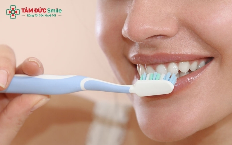 Vệ sinh răng miệng bằng bàn chải lông mềm và làm sạch kẽ răng mỗi ngày giúp kiểm soát mảng bám, hỗ trợ giảm sưng viêm nướu tại nhà.