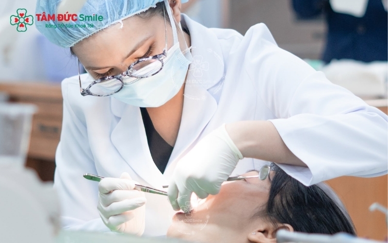 Điều trị nha chu chuyên sâu giúp loại bỏ vi khuẩn, làm sạch túi nha chu và phục hồi sức khỏe mô nướu.