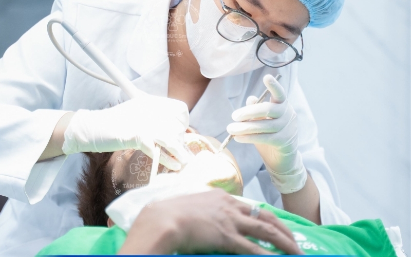 Loại bỏ cao răng và điều trị các răng sâu giúp loại bỏ nguồn vi khuẩn gây mùi khó chịu.