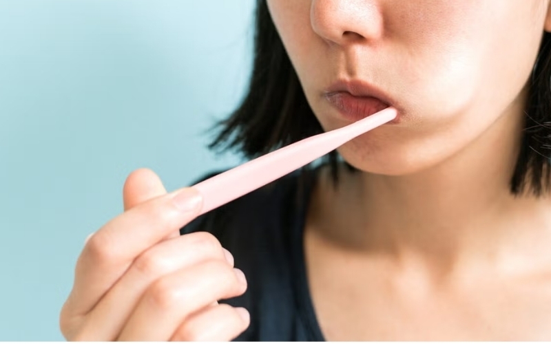 Vệ sinh răng miệng toàn diện: Kết hợp chỉ nha khoa, tăm nước và vệ sinh lưỡi giúp hơi thở thơm mát lâu dài.