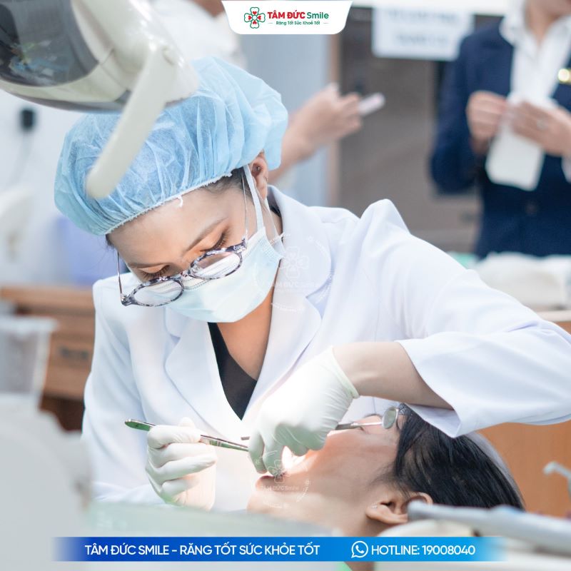 Đội ngũ bác sĩ nhiều năm kinh nghiệm tại Nha khoa Tâm Đức Smile trực tiếp thăm khám và xây dựng kế hoạch điều trị phù hợp.