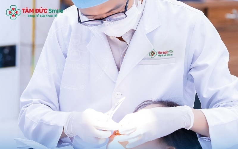 Công nghệ lấy cao răng bằng sóng siêu âm tại Nha khoa Tâm Đức Smile giúp loại bỏ mảng bám nhẹ nhàng, an toàn cho men răng và hạn chế ê buốt.