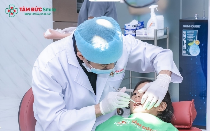 Vệ sinh răng miệng đúng cách giúp giảm thiểu tình trạng viêm nhiễm tạm thời, nhưng để giải quyết triệt để, bạn cần sự tư vấn từ bác sĩ tại Nha khoa Tâm Đức Smile