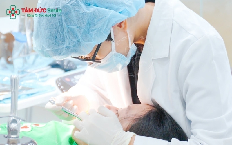 Việc thăm khám kỹ lưỡng giúp bác sĩ phân loại độ khó để áp dụng phương pháp nhổ răng phù hợp nhất với từng bệnh nhân