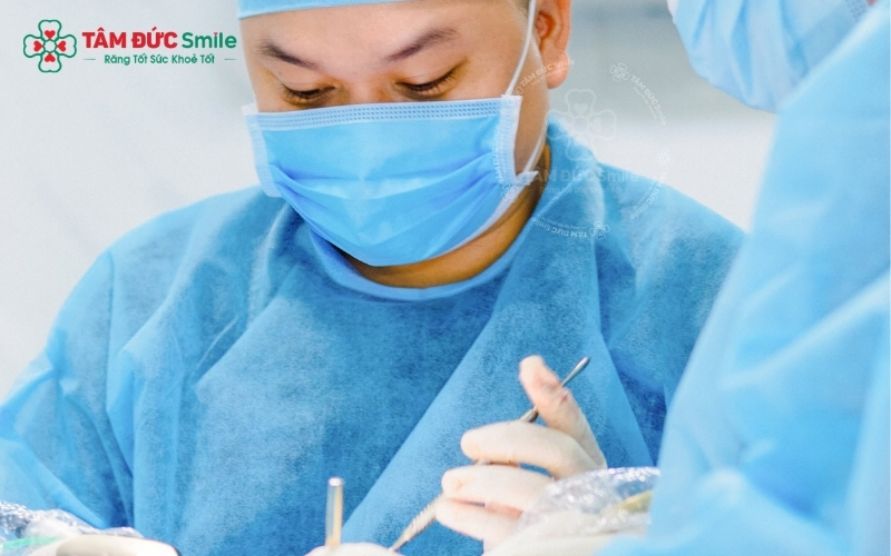 Việc kiểm soát cơn đau bằng thuốc tê chuyên dụng giúp bạn cảm thấy thoải mái hơn tại nha khoa Tâm Đức Smile