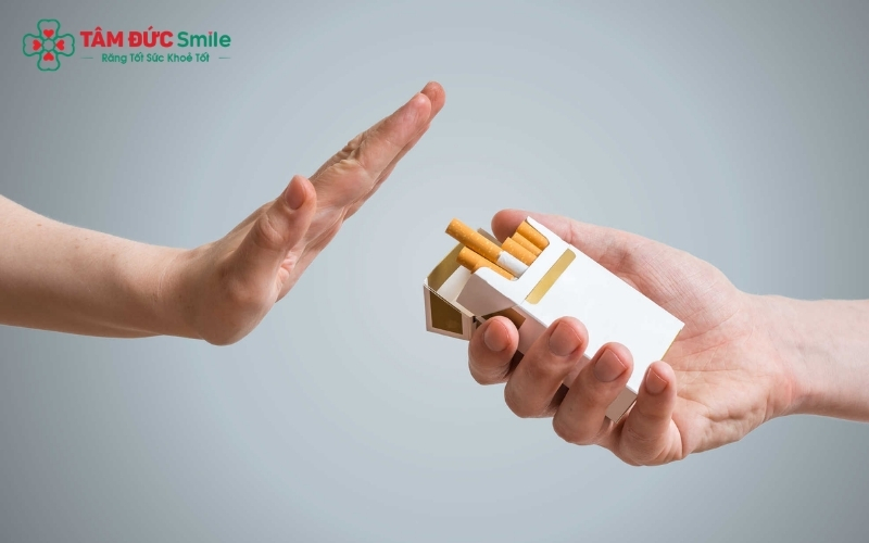 Tuyệt đối không khạc hút thuốc để tránh tình trạng chảy máu kéo dài hoặc viêm ổ răng khô.