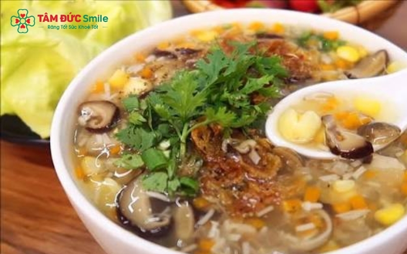 Ưu tiên thực phẩm mềm, giàu dinh dưỡng giúp cơ thể phục hồi nhanh mà không gây áp lực lên vùng răng vừa nhổ.