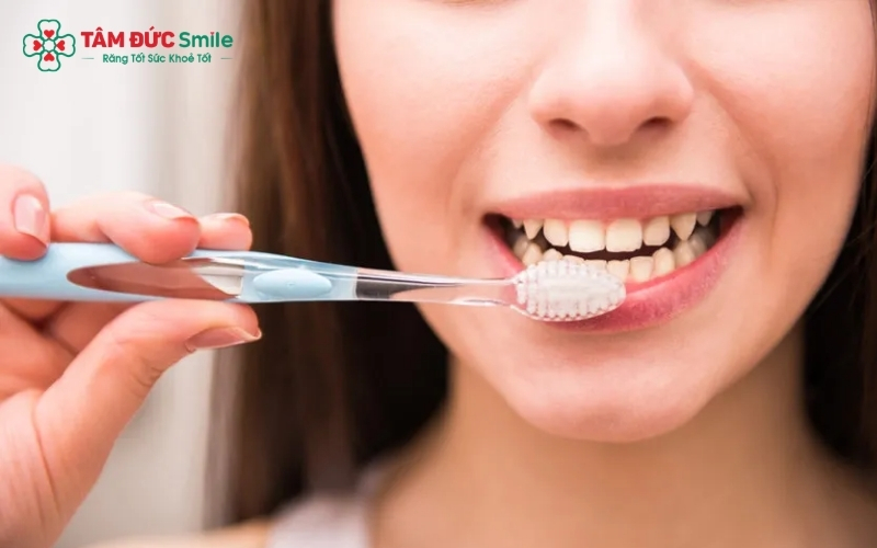 Vệ sinh răng nhẹ nhàng là cách tốt nhất để giảm sưng, giảm đau sau khi nhổ răng khôn.