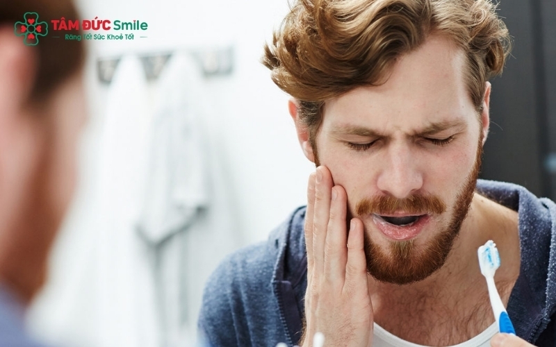 Chườm lạnh bên ngoài vùng má bị đau giúp làm dịu cảm giác sưng nhức tạm thời trong khi chờ thăm khám tại nha khoa.