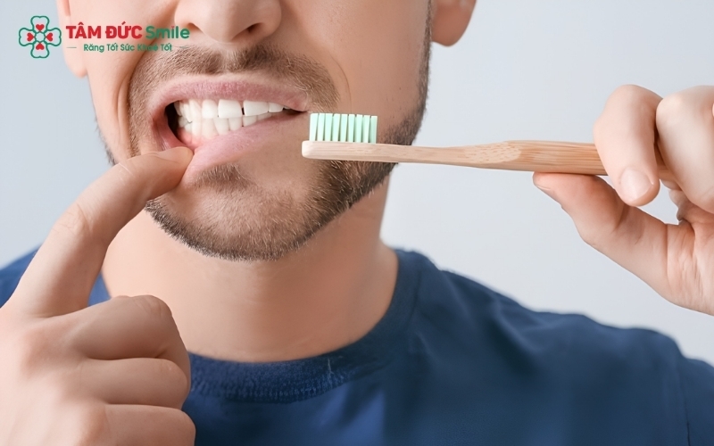 Duy trì vệ sinh răng miệng đúng cách và khám răng định kỳ 6 tháng/lần tại Nha khoa Tâm Đức Smile giúp phát hiện sớm sâu răng, ngăn chặn các cơn đau tái phát.