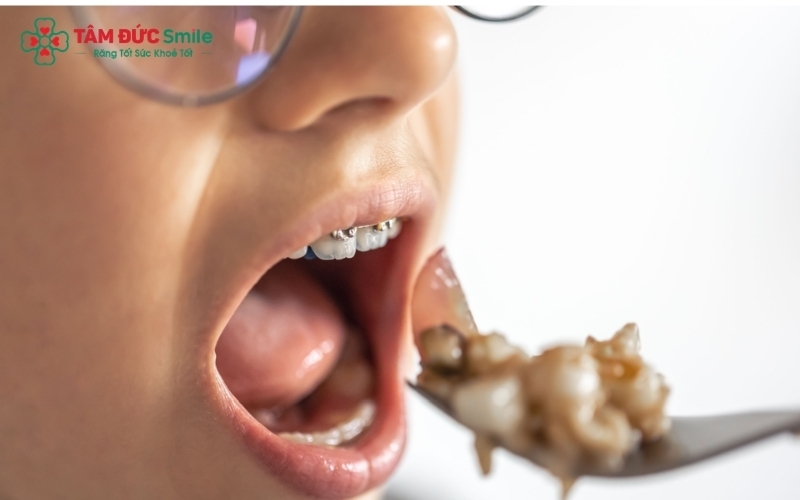Duy trì chế độ dinh dưỡng đầy đủ và giàu năng lượng là chìa khóa để cơ thể thích nghi, hạn chế tình trạng hóp má do sụt cân.
