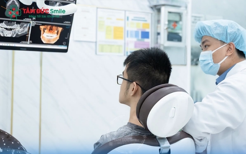 Bác sĩ phân tích phim X-quang để đưa ra chỉ định nhổ răng hoặc không nhổ răng chính xác nhất cho từng ca điều trị.