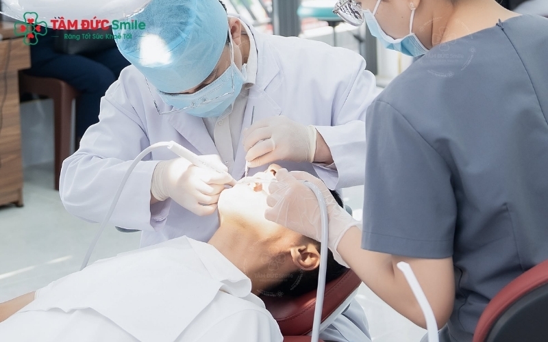 Khám răng định kỳ tại Nha khoa Tâm Đức Smile giúp phát hiện sớm các lỗ sâu nhỏ và tư vấn giải pháp bảo tồn răng tốt nhất.