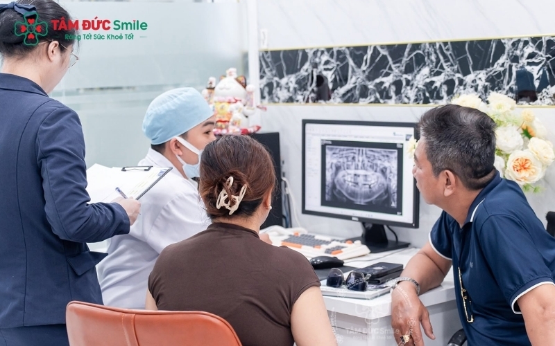 Việc thăm khám trực tiếp cùng bác sĩ là bước quan trọng nhất để đánh giá tình trạng răng khôn, kể cả khi bạn chưa cảm thấy đau nhức.