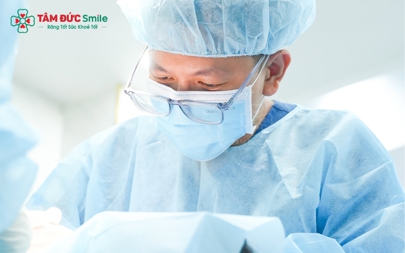 Sử dụng công nghệ CT Cone Beam 3D giúp bác sĩ quan sát chi tiết chân răng và cấu trúc xương, từ đó đưa ra quyết định nhổ răng chính xác và an toàn nhất.