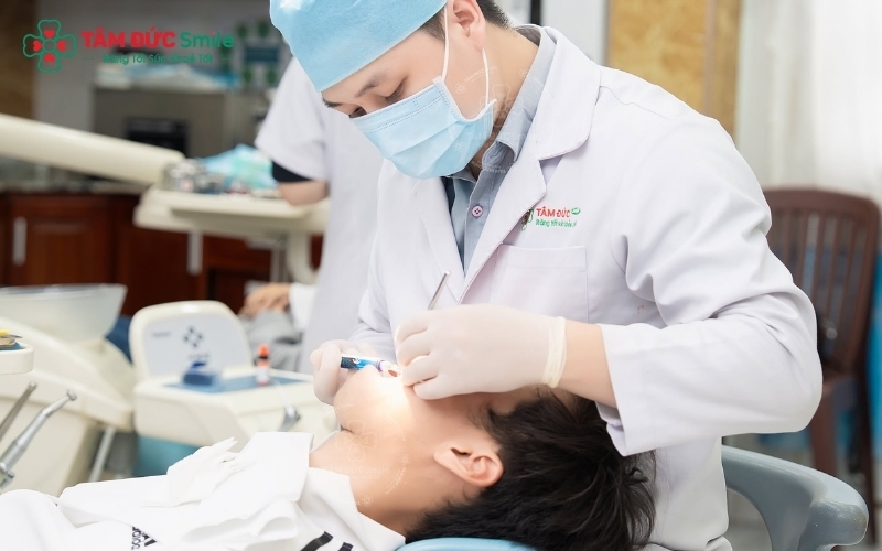Với công nghệ gây tê hiện đại và tay nghề bác sĩ giỏi, quá trình nhổ răng khôn diễn ra nhẹ nhàng, ít đau.