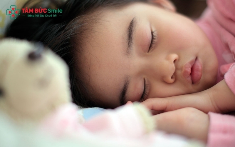 Thiết lập thói quen thư giãn trước khi ngủ giúp trẻ giảm căng thẳng, từ đó cải thiện đáng kể tình trạng nghiến răng.