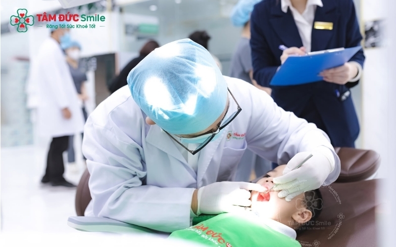 Thăm khám chuyên khoa giúp bác sĩ đánh giá chính xác tình trạng răng, khớp cắn để đưa ra lộ trình theo dõi phù hợp nhất cho trẻ.