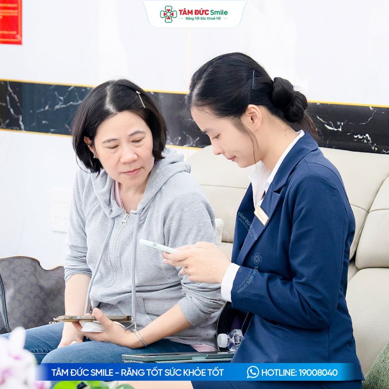 Khách hàng được tư vấn kỹ trước khi lựa chọn dịch vụ nha khoa phù hợp