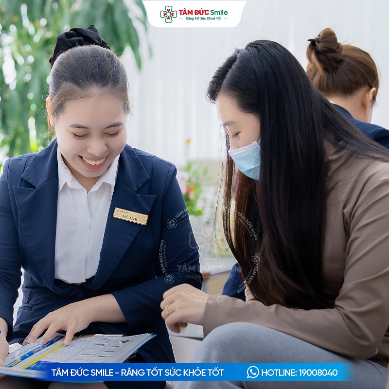 Quý khách được tiếp nhận thông tin và tư vấn ban đầu tại Nha khoa Tâm Đức Smile – Quận 7 trước khi bác sĩ thăm khám.