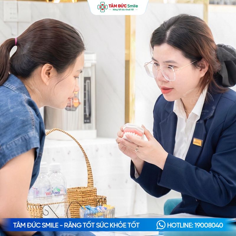 Khách hàng được thăm khám và tư vấn trực tiếp tại hệ thống Nha khoa Tâm Đức Smile.