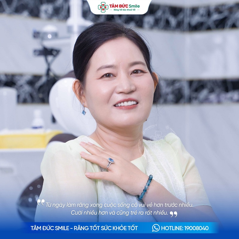 Khách hàng sở hữu nụ cười tự nhiên, rạng rỡ sau khi phục hình răng thẩm mỹ tại Nha khoa Tâm Đức Smile.