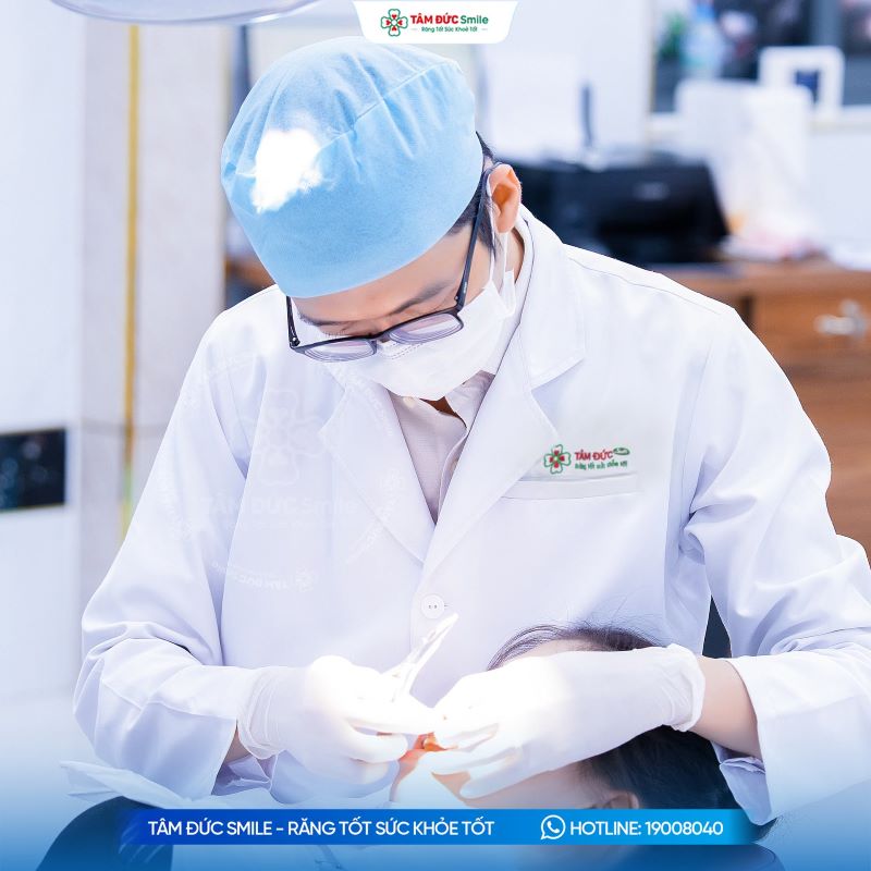 Bác sĩ trực tiếp thăm khám và điều trị theo tình trạng răng miệng của từng Quý khách.