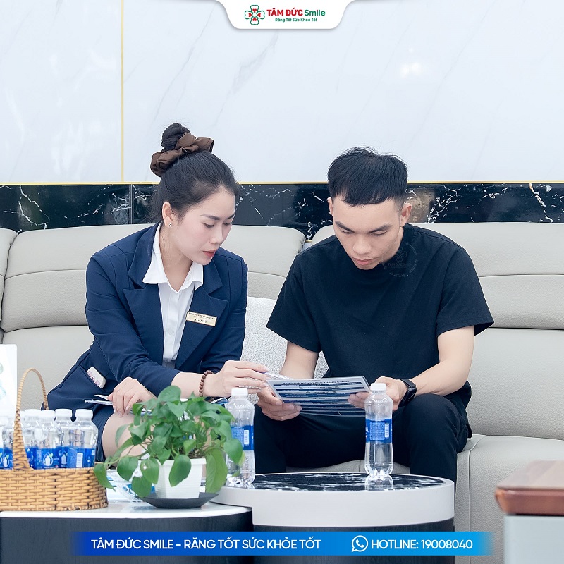Nha khoa Tâm Đức Smile tư vấn chính sách bảo hành và chi phí rõ ràng trước điều trị.