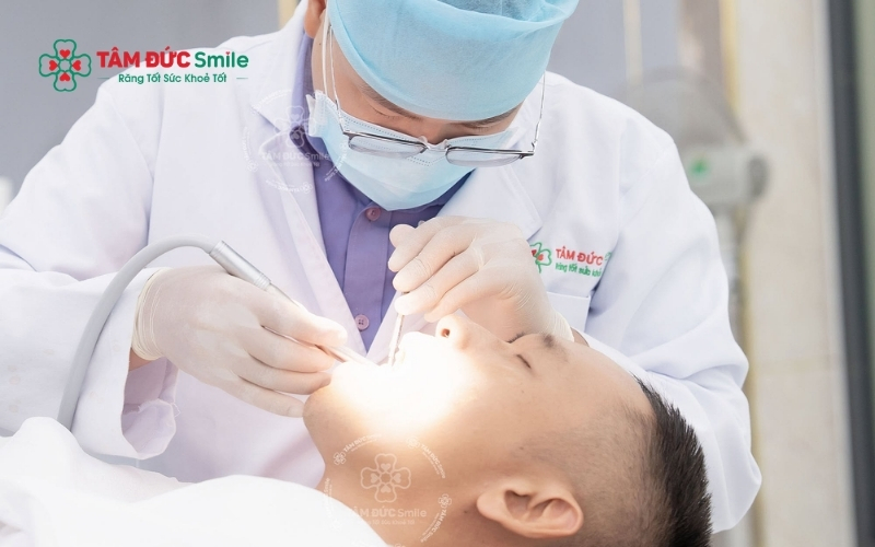 Rạch dẫn lưu mủ là bước quan trọng để loại bỏ dịch nhiễm trùng, giảm áp lực và ngăn chặn vi khuẩn lan rộng.