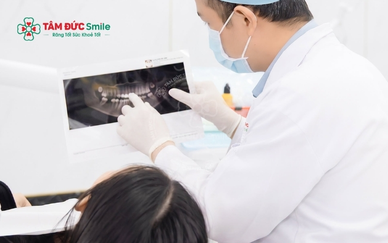 Thăm khám và chụp phim X-quang là bước quan trọng giúp bác sĩ đưa ra kế hoạch điều trị dứt điểm cơn đau răng số 8 một cách an toàn.