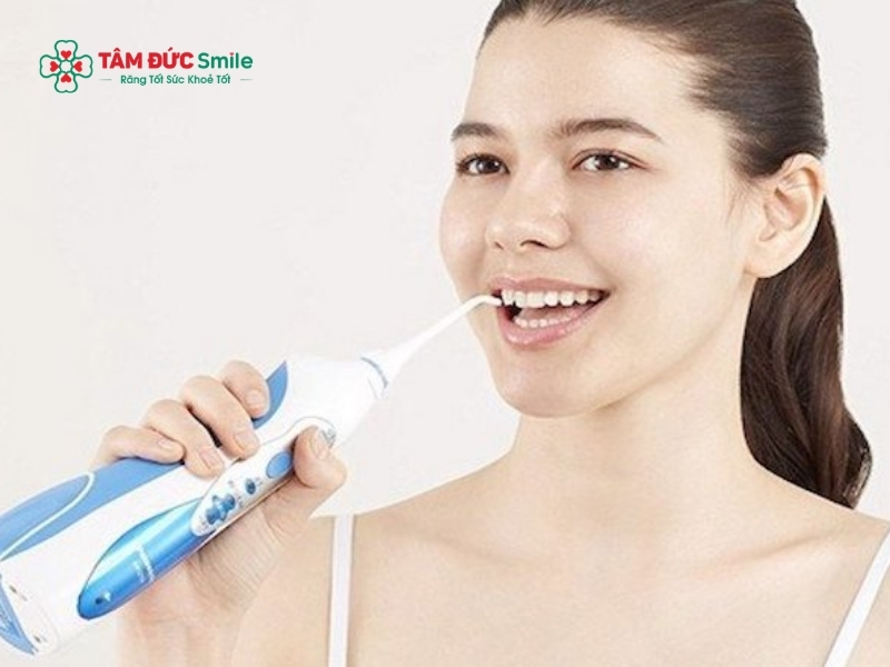 Chườm lạnh, súc miệng nước muối và ưu tiên thực phẩm mềm là bộ ba "cứu cánh" giúp giảm sưng đau răng khôn tạm thời hiệu quả nhất.