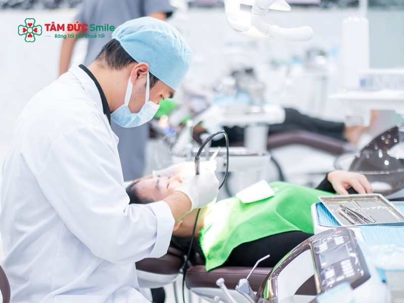 Khi cơn đau lan lên thái dương, gây sốt hoặc sưng hạch cổ, bạn cần đến gặp bác sĩ ngay để tránh các biến chứng nguy hiểm như áp xe hay viêm mô tế bào.