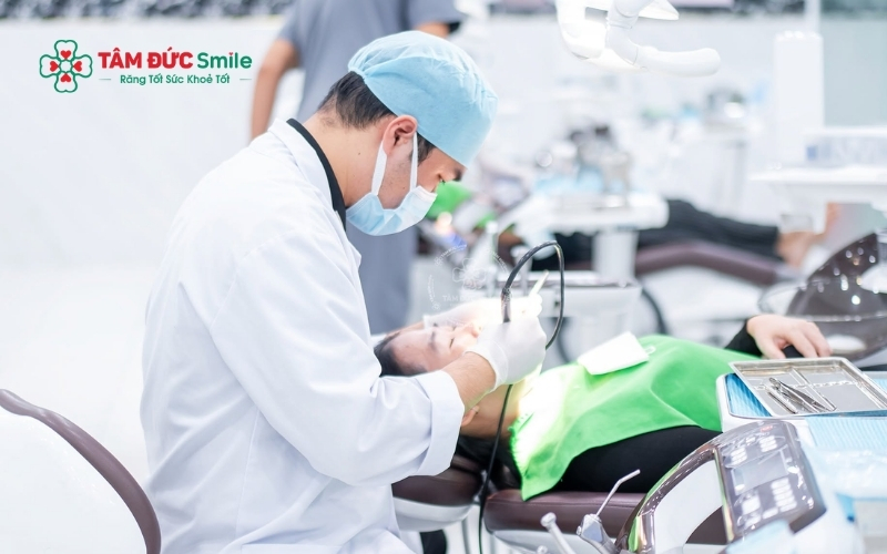 Nếu đau răng số 8 kèm theo triệu chứng sưng má hoặc khó há miệng, bạn cần đến ngay nha khoa để tránh nhiễm trùng lan rộng.