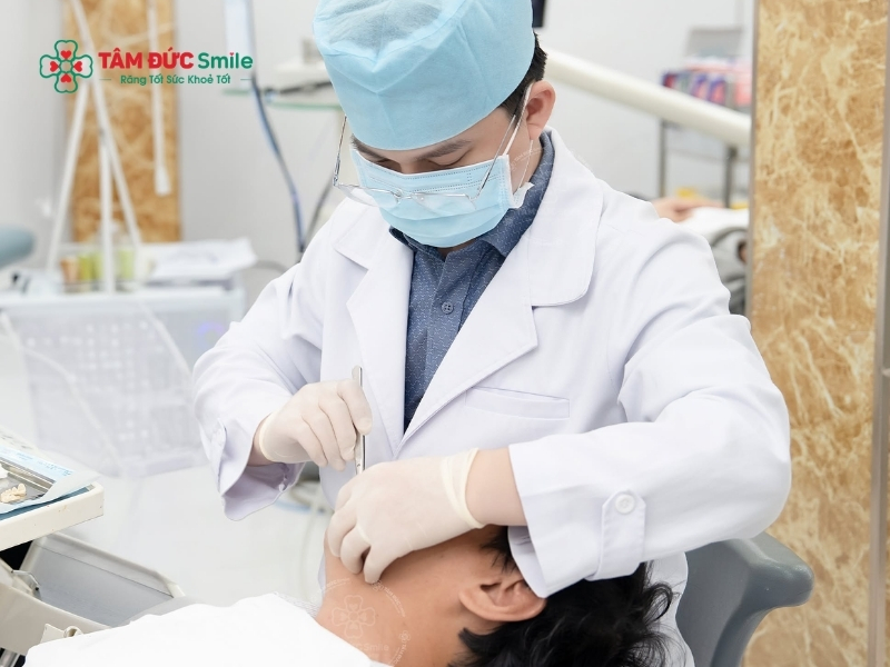 Nhổ răng khôn bằng công nghệ sóng siêu âm Piezosurgery giúp giảm thiểu tổn thương mô mềm, hạn chế chảy máu và giúp vết thương nhanh lành hơn so với phương pháp truyền thống.