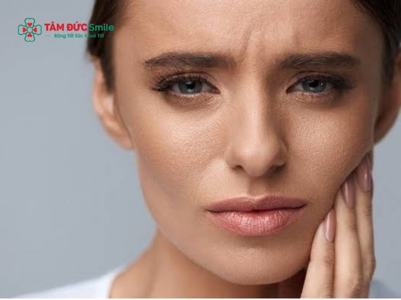 Hóp má sau khi nhổ răng số 8 là nỗi lo lắng chung của nhiều người, nhưng thực tế cấu trúc khuôn mặt được quyết định bởi xương hàm và các răng hàm chính