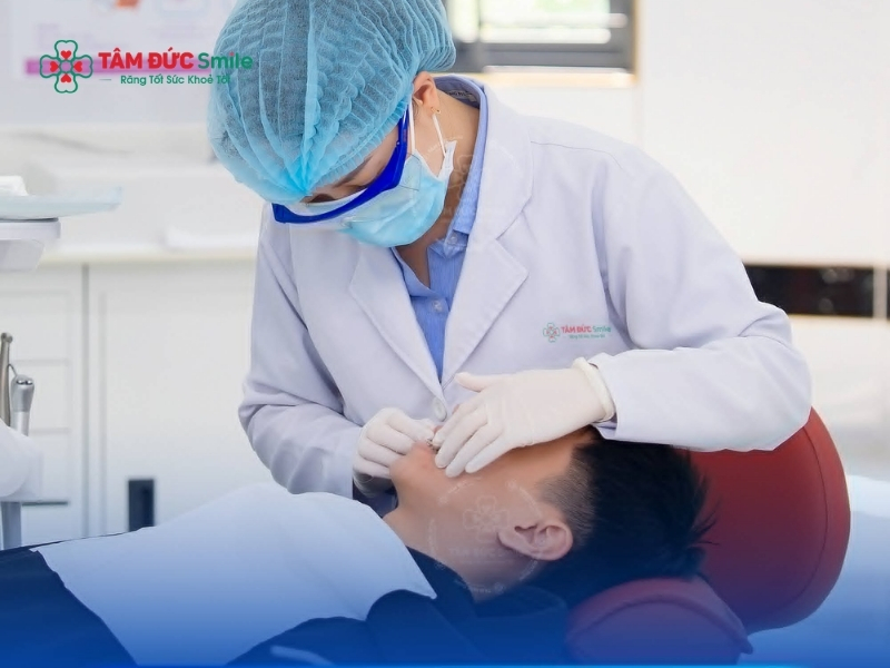 Thăm khám và tuân thủ chế độ chăm sóc tập thói quen nhai đều cả hai bên hàm sau khi vết thương ổn định giúp duy trì cơ mặt cân đối.