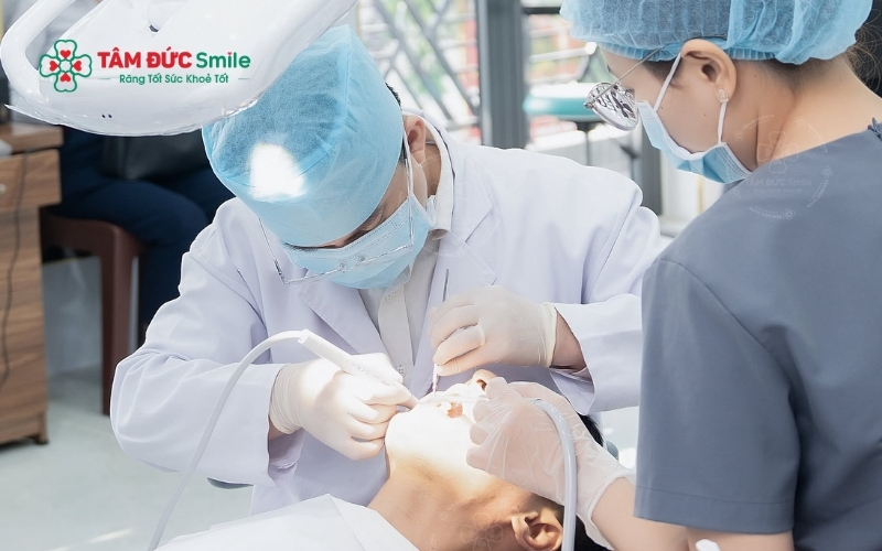 Nhổ răng bằng công nghệ sóng siêu âm hiện đại giúp hạn chế xâm lấn, bảo vệ tối đa cấu trúc răng số 7 và giúp vết thương nhanh lành hơn.