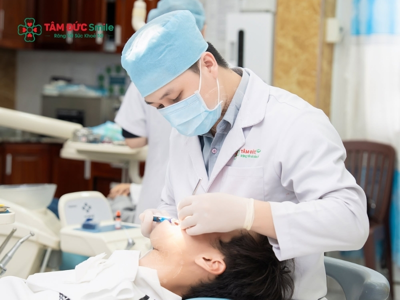 Với công nghệ sóng siêu âm hiện đại và thuốc tê cục bộ, quy trình nhổ răng số 8 lung lay diễn ra nhẹ nhàng, nhanh chóng và hạn chế tối đa cảm giác đau nhức.