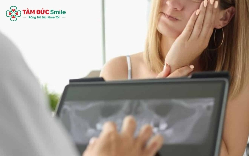 Răng số 8 bị sâu nhẹ và mọc thẳng, có chức năng ăn nhai rõ ràng thường được ưu tiên bảo tồn bằng phương pháp trám răng hoặc điều trị tủy
