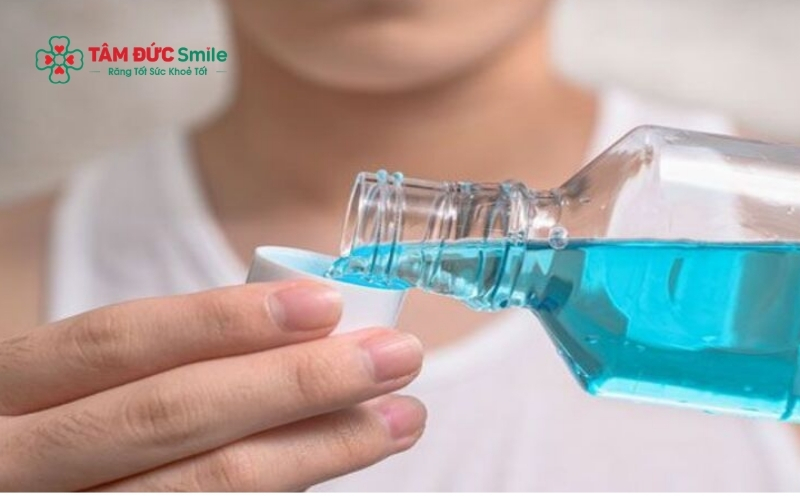 Chăm sóc đúng cách bằng việc vệ sinh và duy trì chế độ ăn mềm trong những ngày đầu giúp vết thương nhanh lành và giảm sưng hiệu quả.