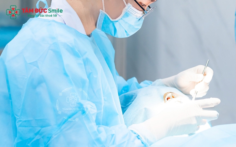 Với các trường hợp mọc ngang phức tạp, bác sĩ sẽ chỉ định nhổ bỏ sớm để bảo vệ sức khỏe toàn hàm và ngăn ngừa u nang xương hàm.