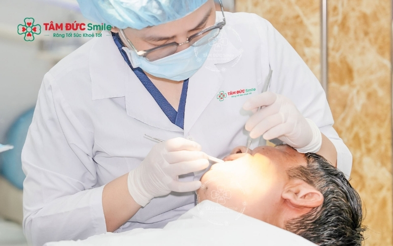 Bác sĩ sẽ dựa trên mức độ viêm nhiễm thực tế để quyết định điều trị giảm sưng trước hay nhổ bỏ răng số 8 bằng công nghệ hiện đại ngay lập tức