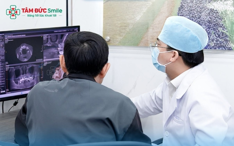 Phim X-quang giúp bác sĩ phát hiện sớm các mầm răng khôn mọc ngầm, mọc lệch gây chèn ép và làm xô lệch toàn bộ hàm răng của trẻ.